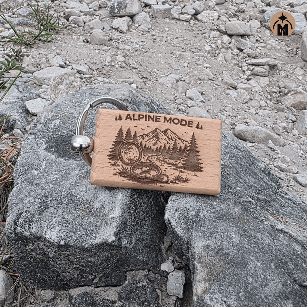 Дерев’яний брелок Alpine Mode – лазерне гравіювання гір і компаса на буку