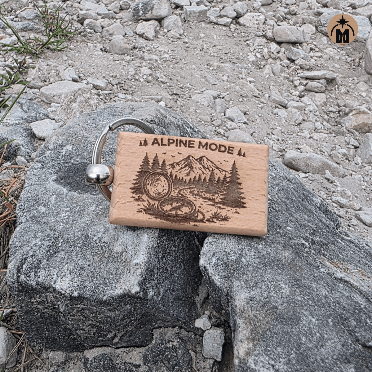 Дерев’яний брелок Alpine Mode – лазерне гравіювання гір і компаса на буку