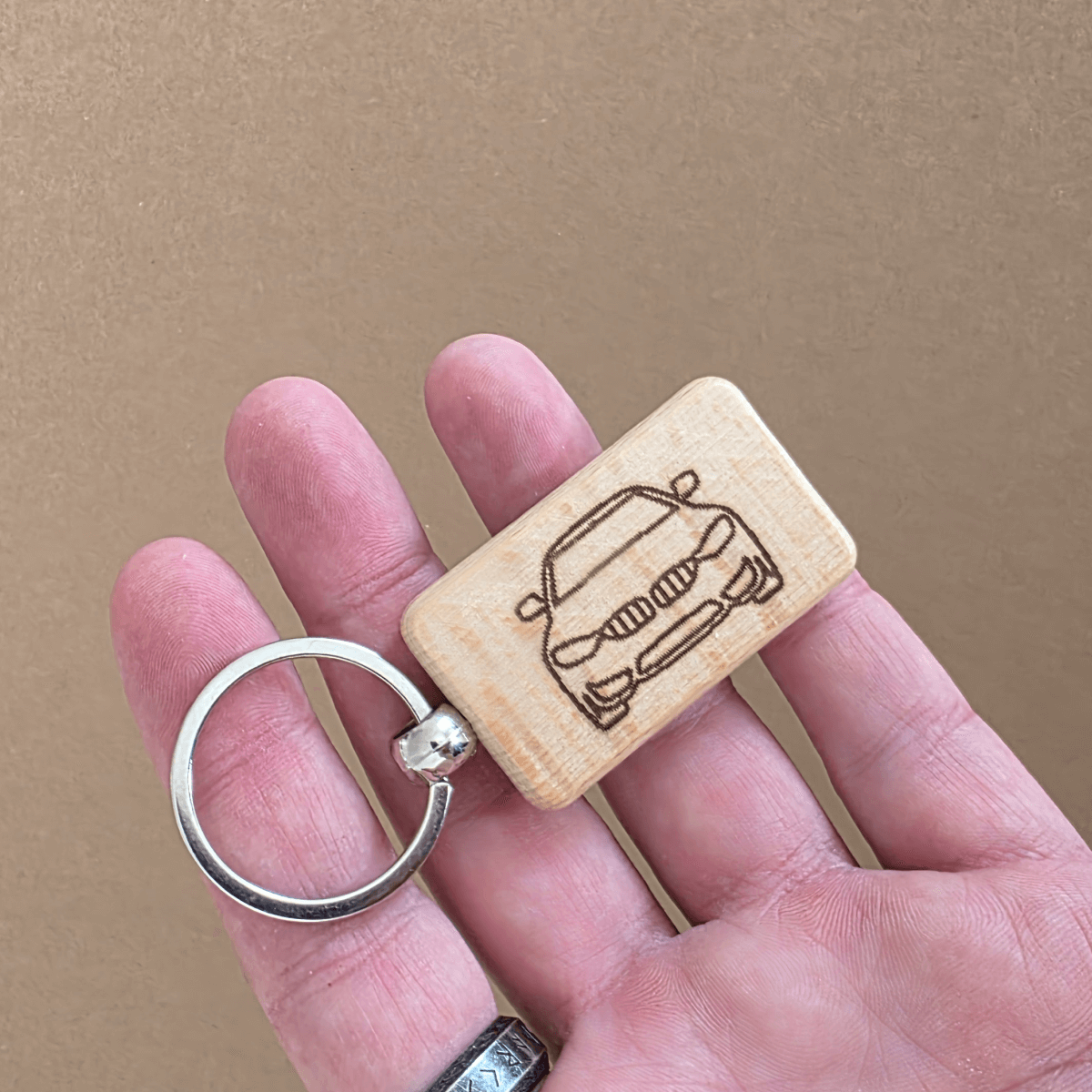 Beech keychain with engraved car front — reverse side