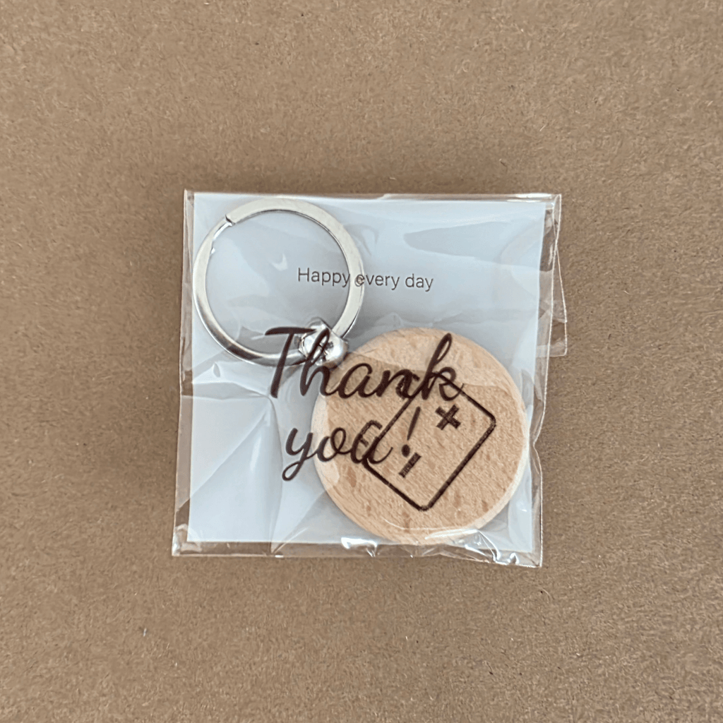 Okrogel lesen obesek za ključe MolotkoCars — dvostranski (logotip / baterija)