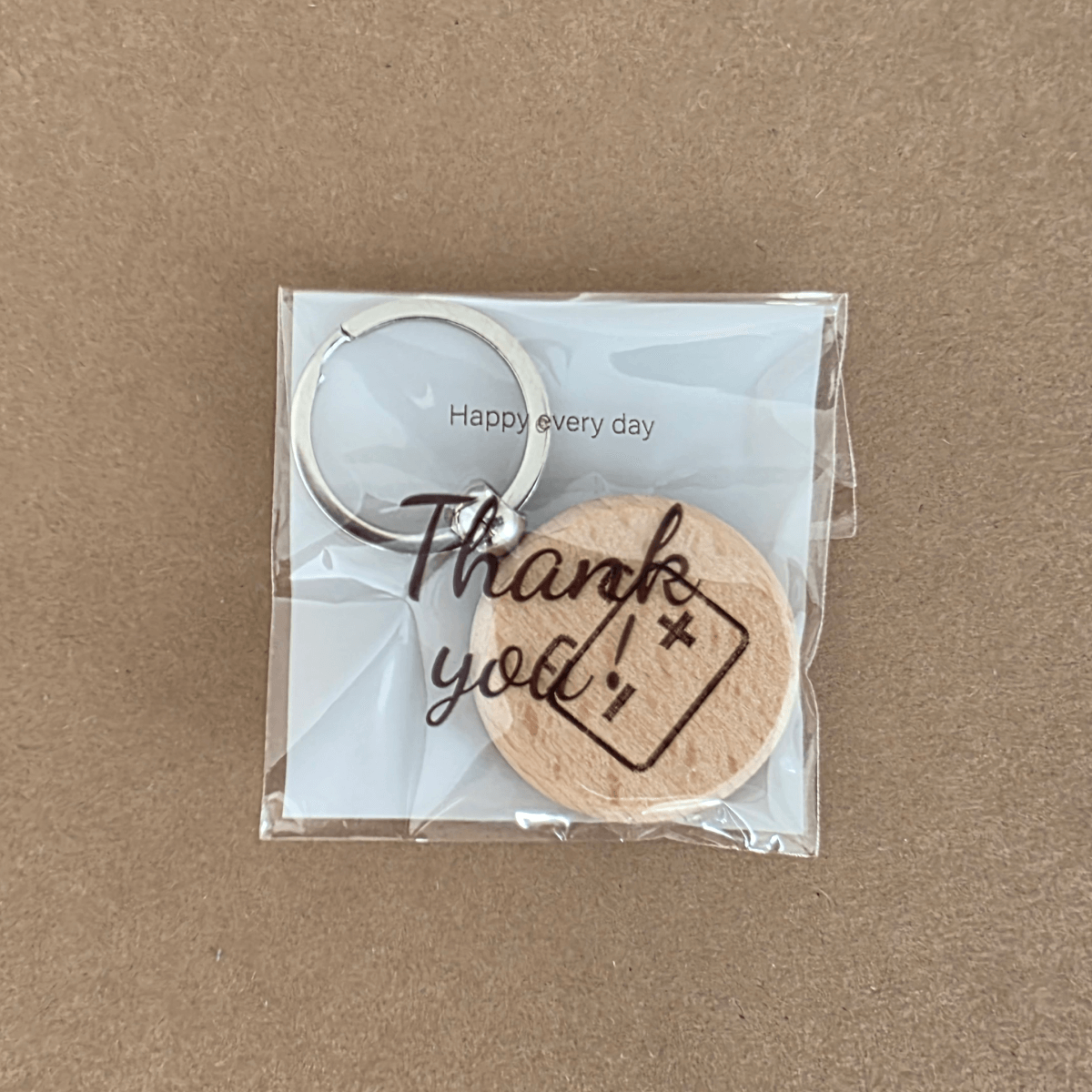 Okrogel lesen obesek za ključe MolotkoCars — dvostranski (logotip / baterija)