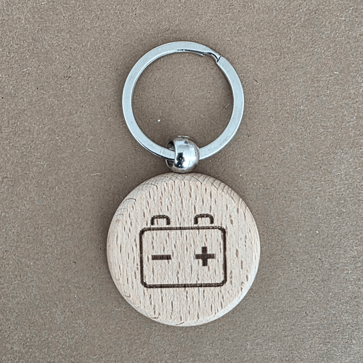 Okrogel lesen obesek za ključe MolotkoCars — dvostranski (logotip / baterija)