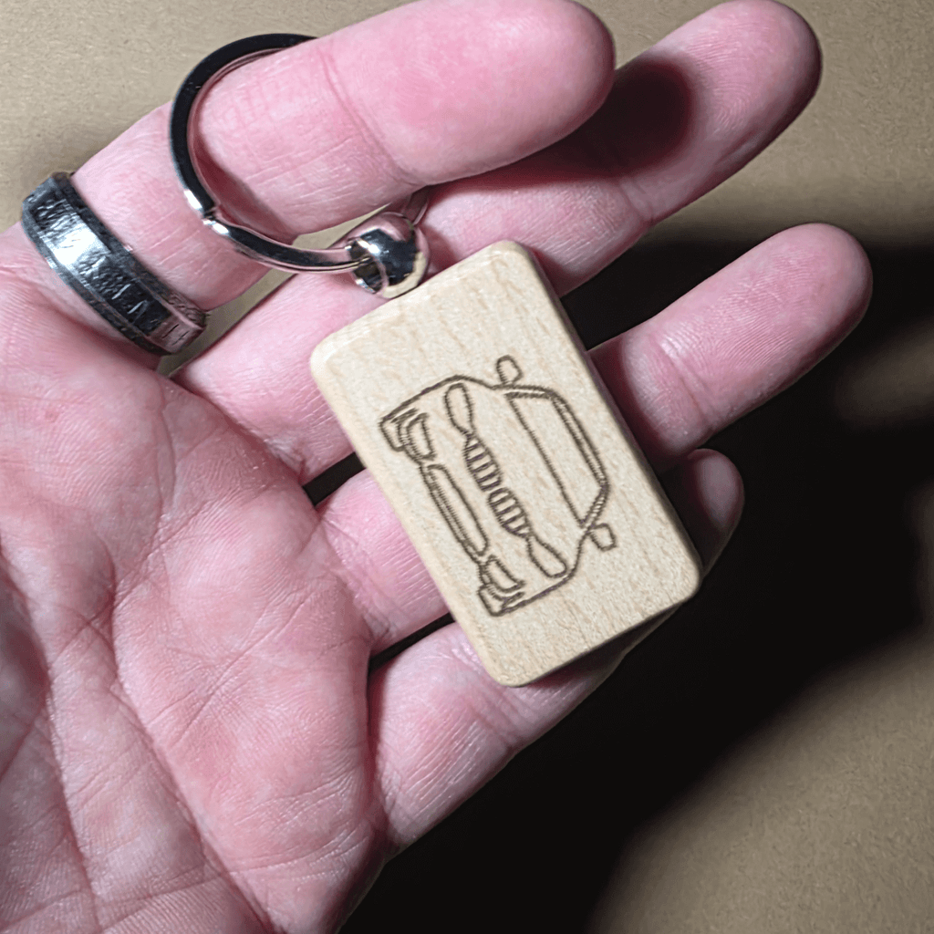 Lesen obesek za ključe E46 – lasersko graviran sprednji del avtomobila in napis »e46«