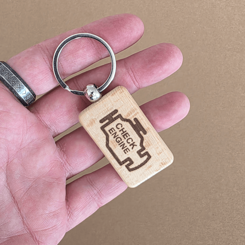 Leseni obesek za ključe »Check Engine« – dvostransko lasersko graviran bukev