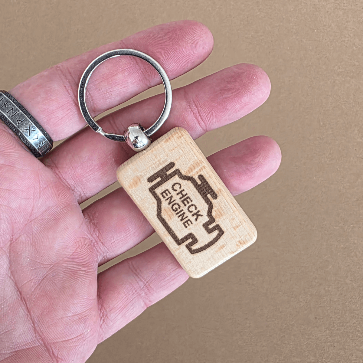 Leseni obesek za ključe »Check Engine« – dvostransko lasersko graviran bukev
