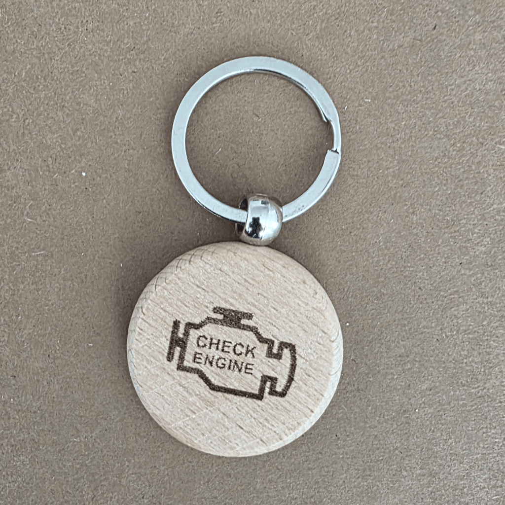 Okrogel lesen obesek za ključe MolotkoCars — dvostranski (logotip / Check Engine)