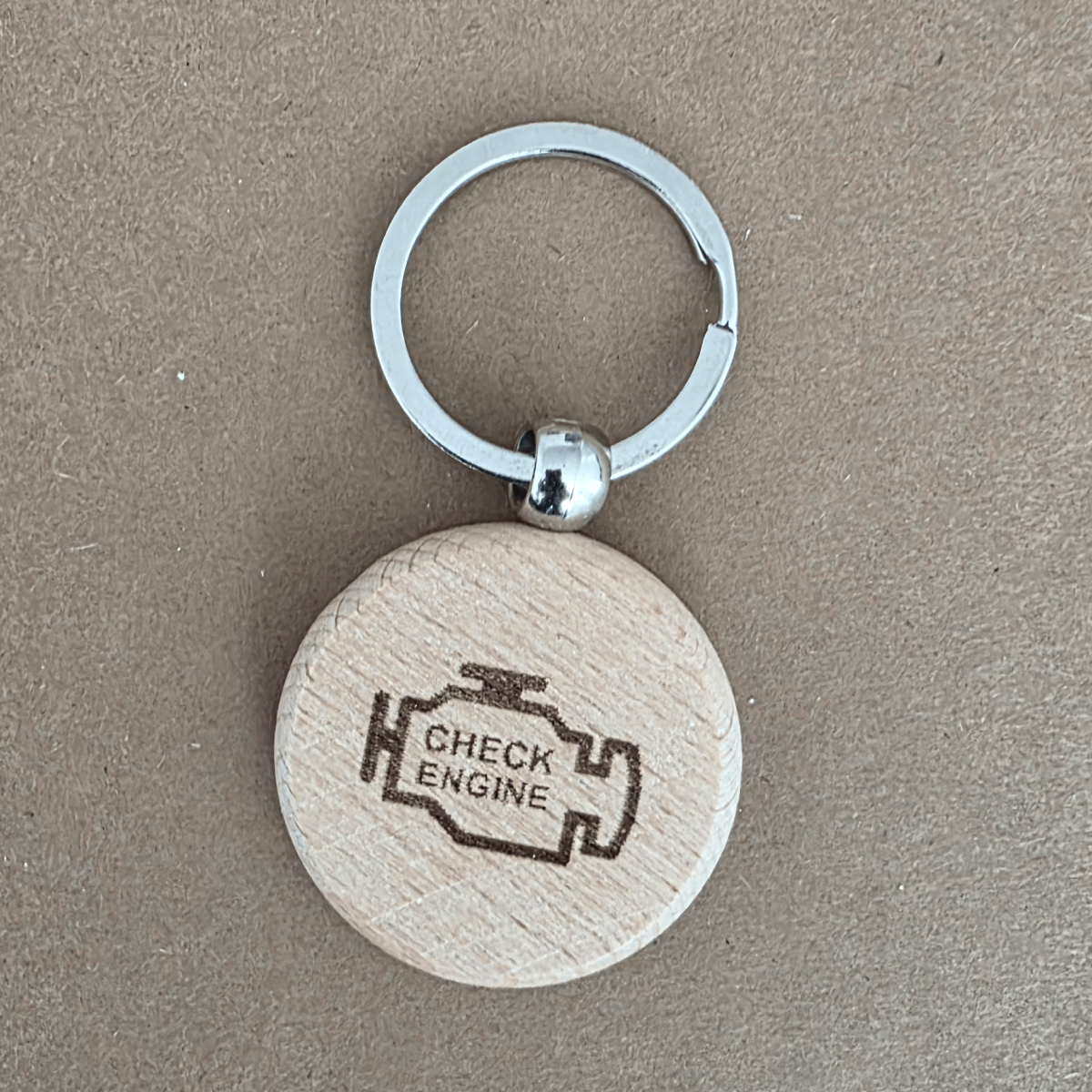 Okrogel lesen obesek za ključe MolotkoCars — dvostranski (logotip / Check Engine)