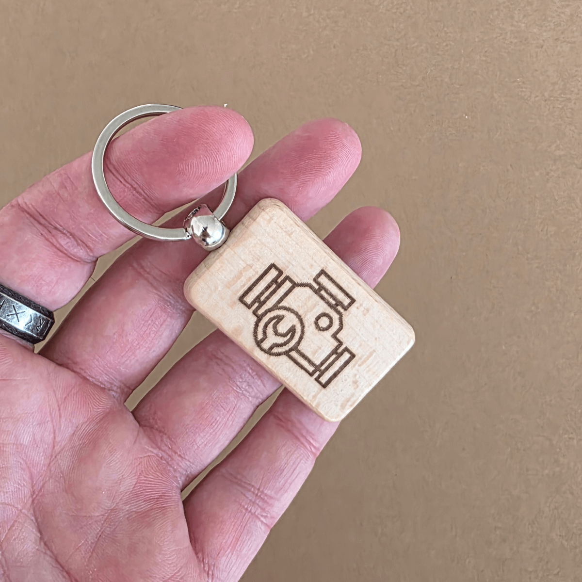 Lesen obesek za ključe z opomnikom za servis in olje — dvostransko lasersko graviran bukev