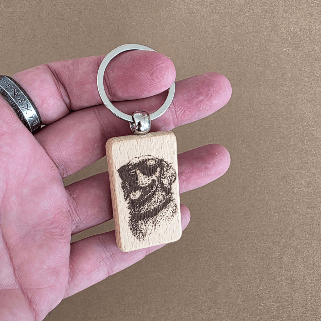 Hund mit Sonnenbrille — Doppelseitiger Schlüsselanhänger aus Holz (Buche, lasergraviert)