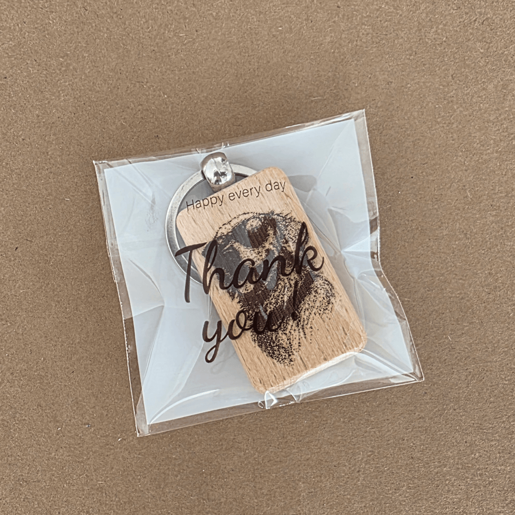 Hund mit Sonnenbrille — Doppelseitiger Schlüsselanhänger aus Holz (Buche, lasergraviert)