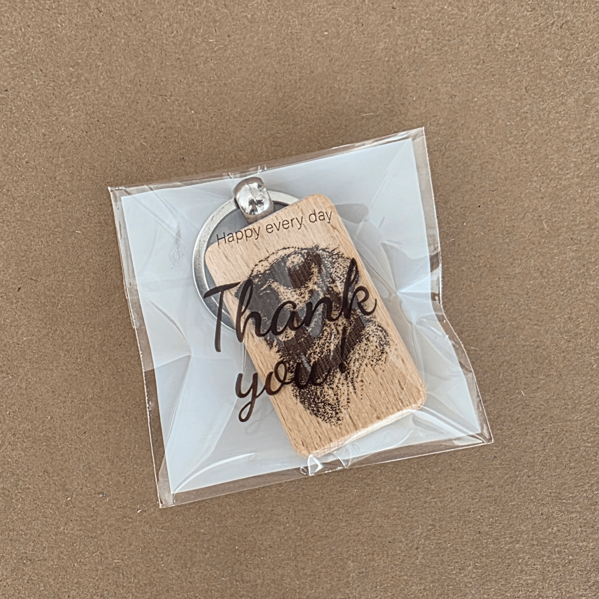 Pes s sončnimi očali — dvostranski leseni obesek za ključe (bukev, lasersko graviran)