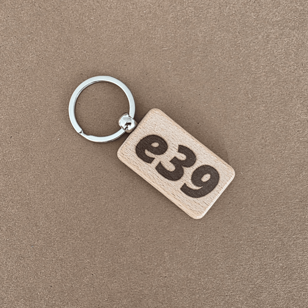Wooden keychain with bold ‘e39’ engraving on reverse