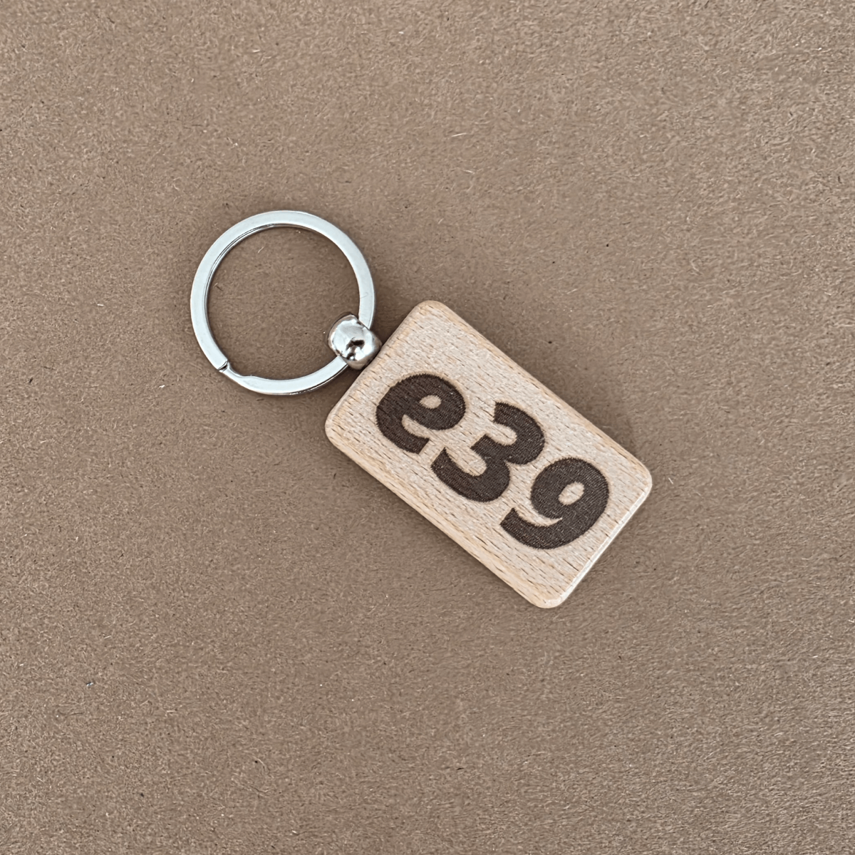 Wooden keychain with bold ‘e39’ engraving on reverse