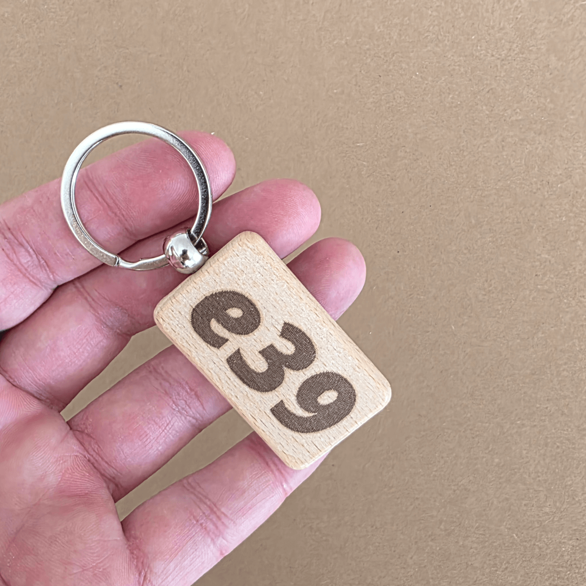 Lesen obesek za ključe E39 — dvostransko lasersko graviran bukev (sprednji del avtomobila + “e39”)