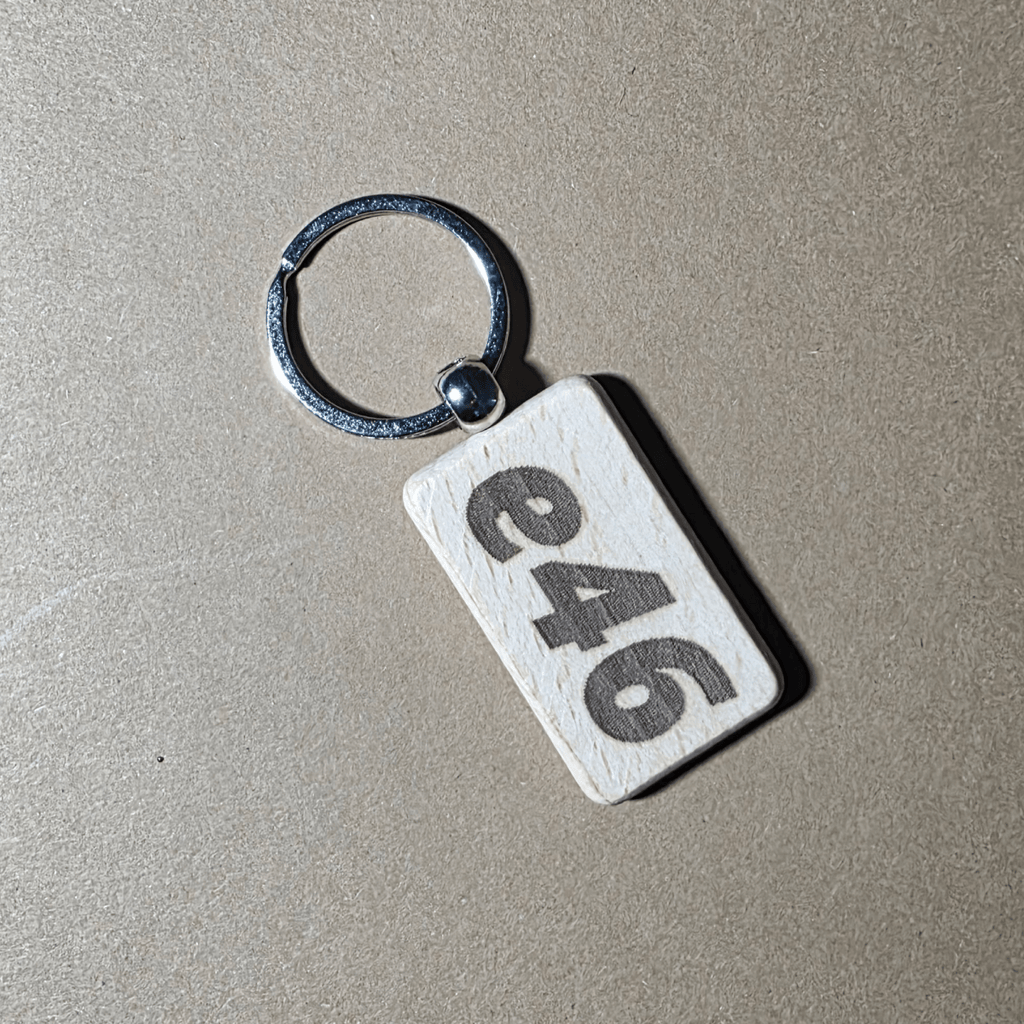 Lesen obesek za ključe E46 – lasersko graviran sprednji del avtomobila in napis »e46«