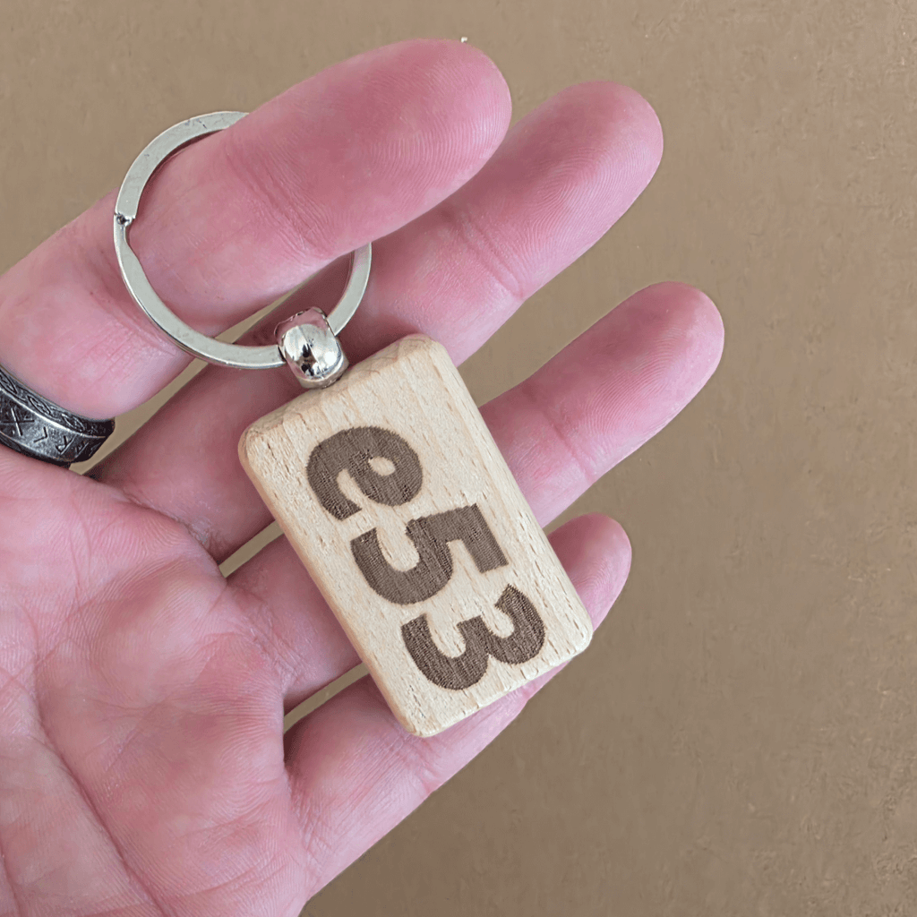 E53 X5 Schlüsselanhänger aus Holz – Doppelseitig lasergraviertes Buchenholz („e53“ + „X5“)