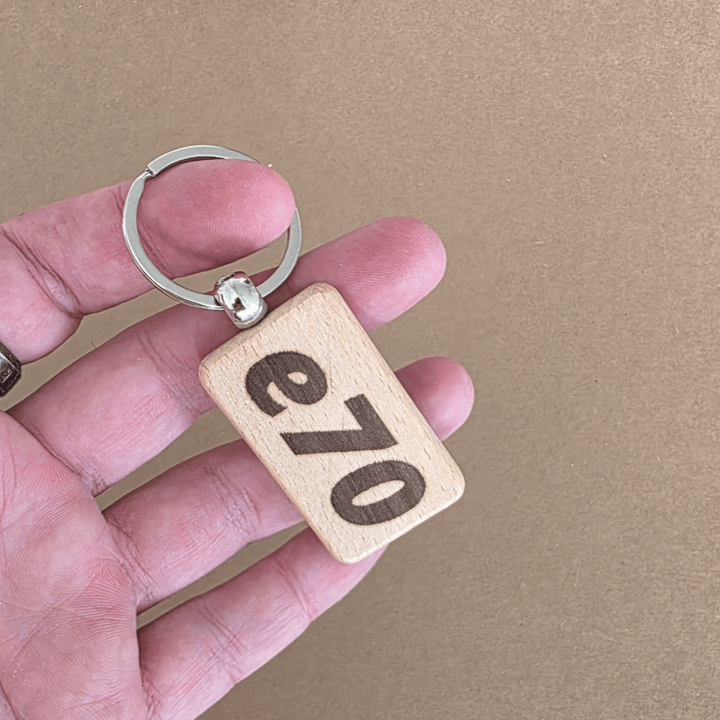 E70 X5 Schlüsselanhänger aus Holz – Doppelseitig lasergraviertes Buchenholz („e70“ + „X5“)