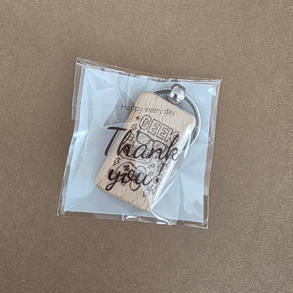 Geek-Schlüsselanhänger aus Holz mit Gravur – Gamer- und Technik-Symbole (Buchenholz)