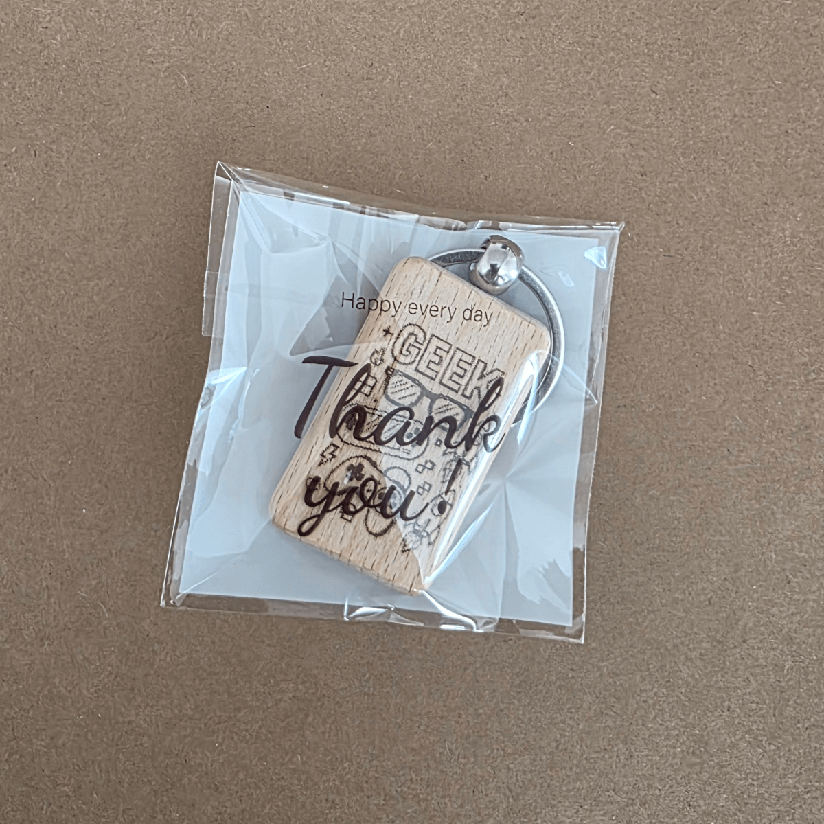 Leseni obesek za ključe z gravuro Geek – ikone za igralce in tehnologijo (bukov les)