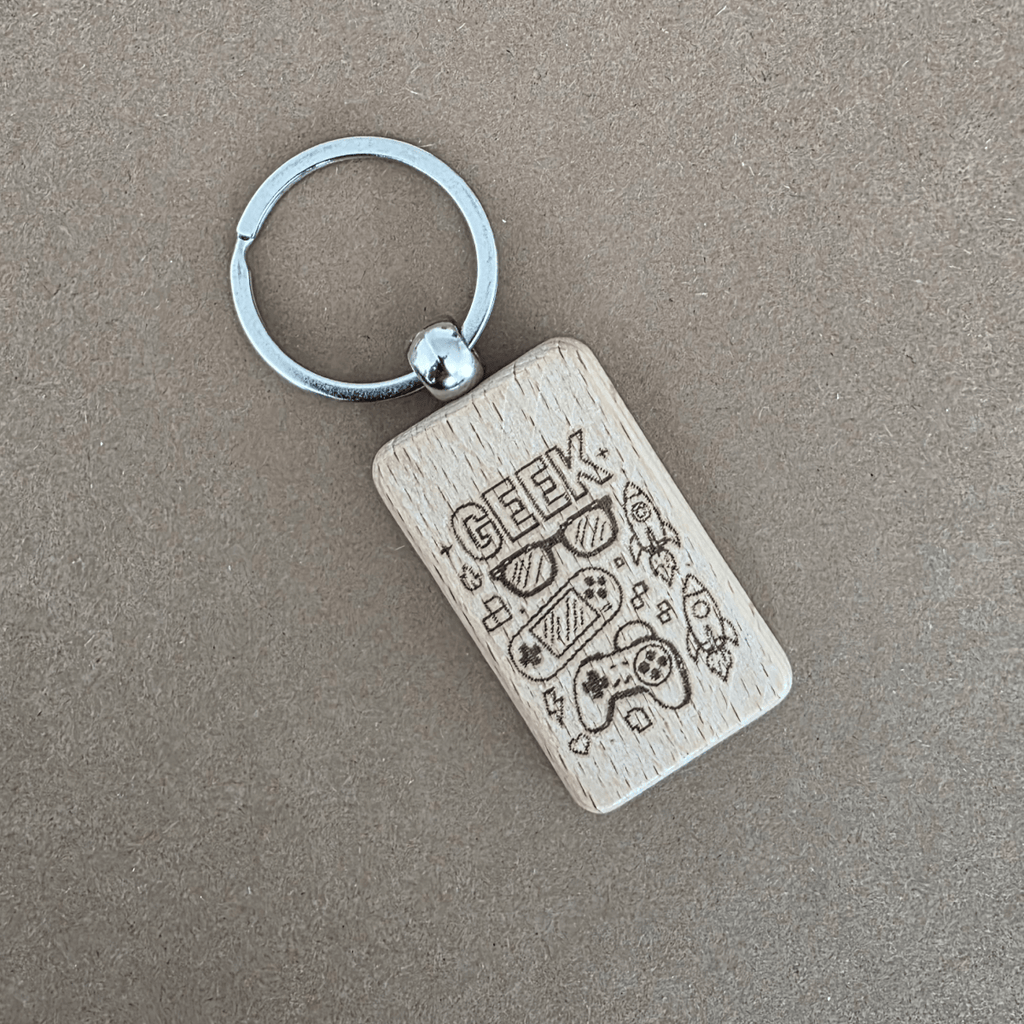 Geek-Schlüsselanhänger aus Holz mit Gravur – Gamer- und Technik-Symbole (Buchenholz)