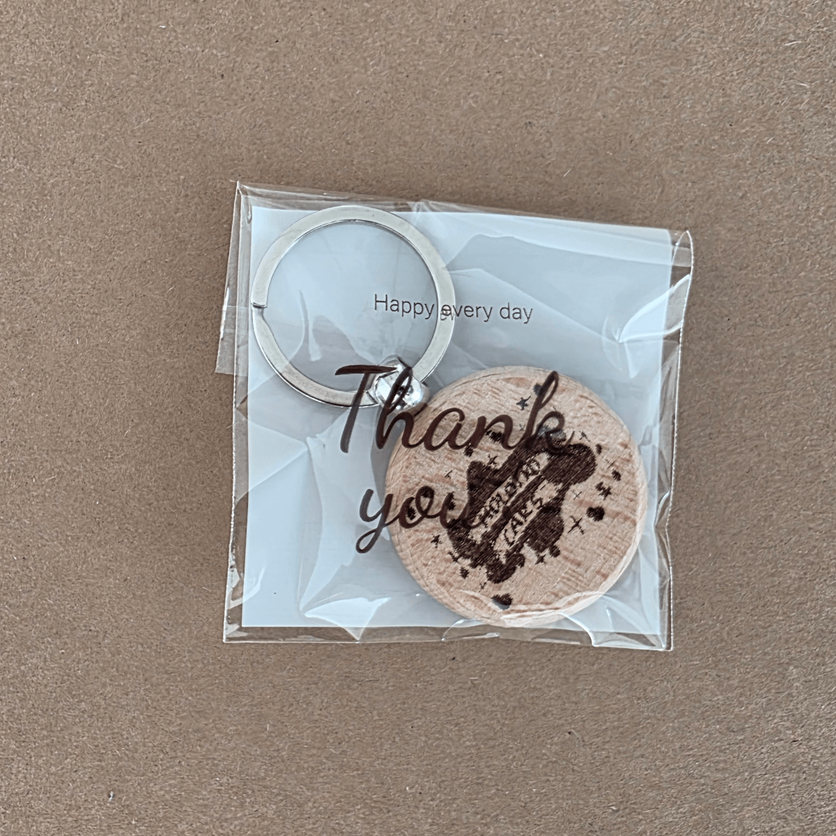 Okrogel lesen obesek za ključe MolotkoCars — dvostranski (logotip / Check Engine)