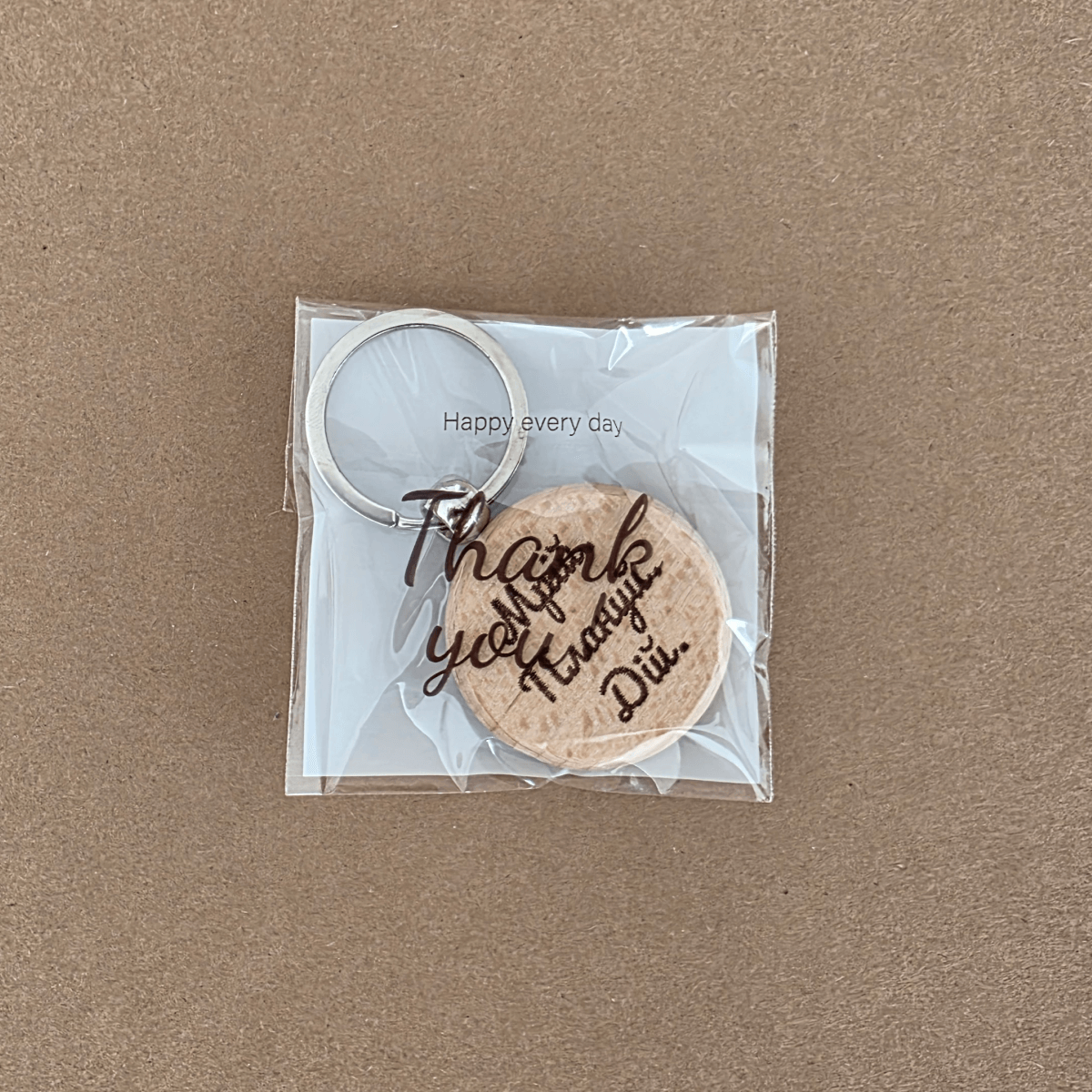 Doppelseitiger Schlüsselanhänger aus Holz mit ukrainischem Motto und Dreizack