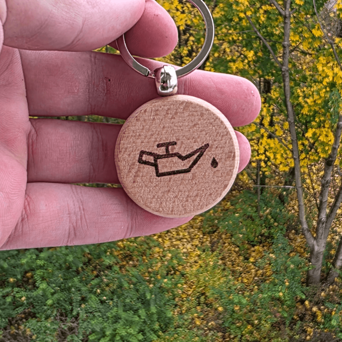Oil-pressure icon engraved on round wooden keychain