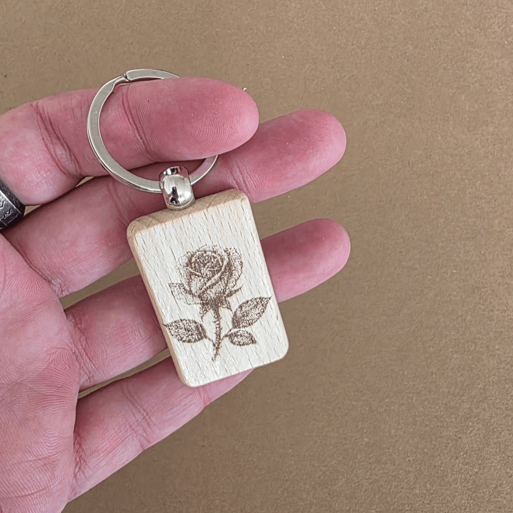 Leseni obesek za ključe Rose — dvostransko lasersko graviran bukev