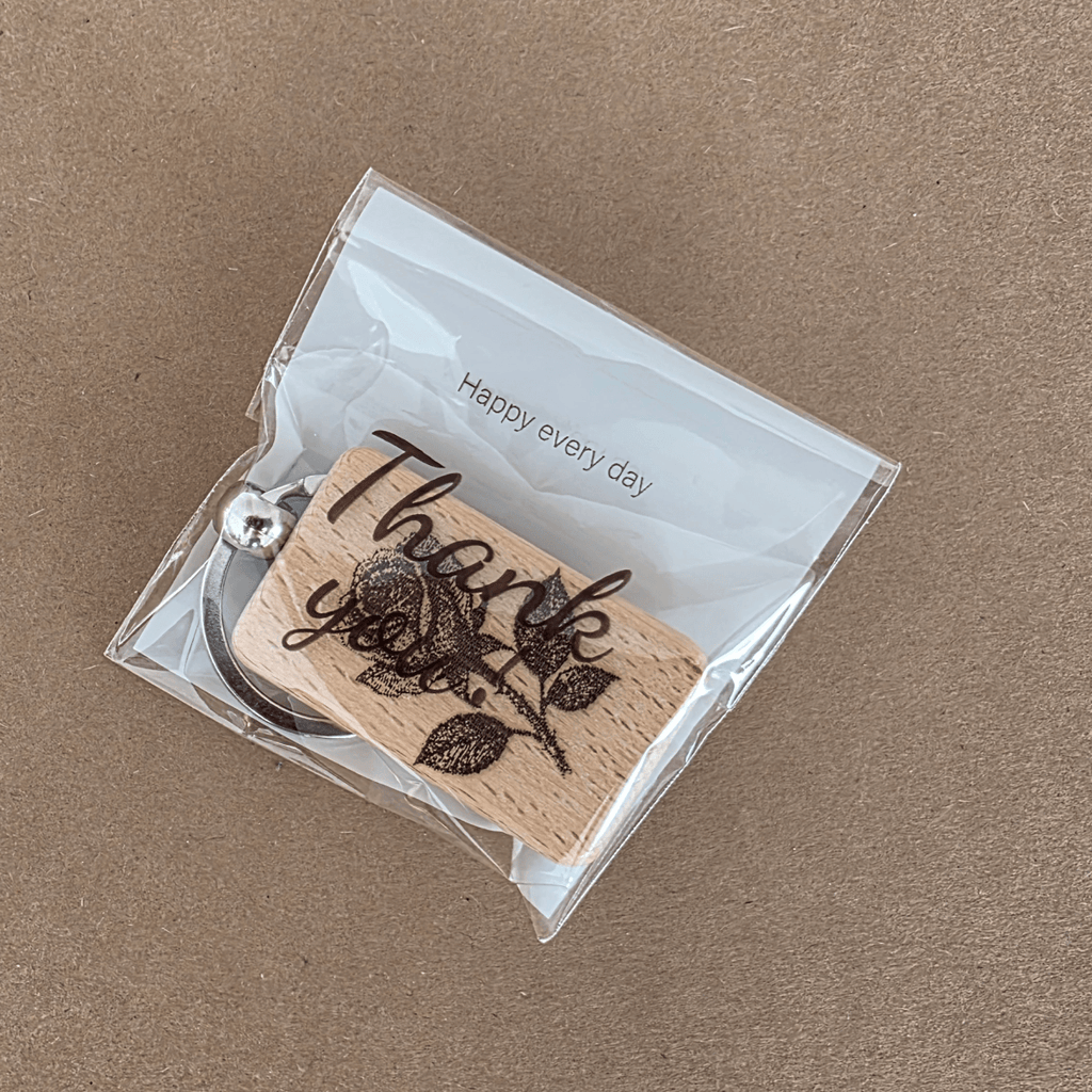 Leseni obesek za ključe Rose — dvostransko lasersko graviran bukev