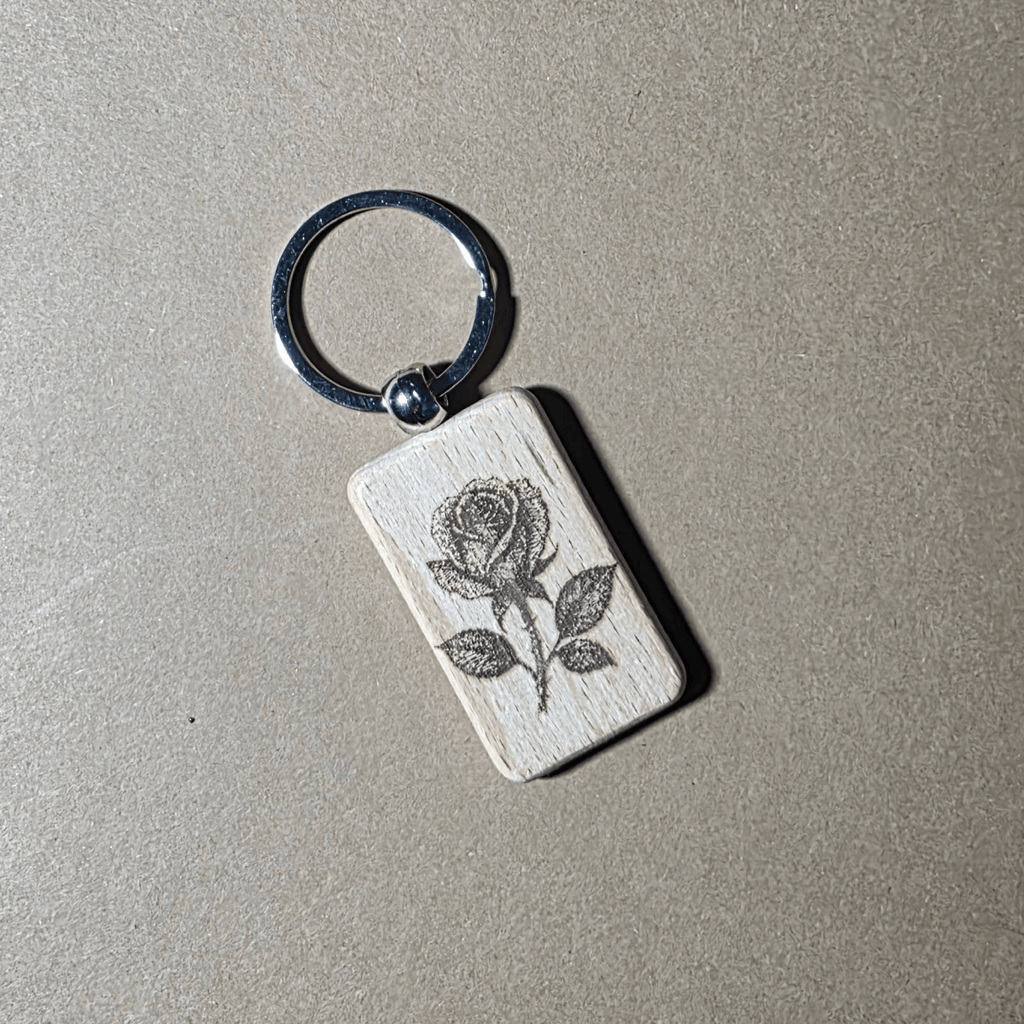 Leseni obesek za ključe Rose — dvostransko lasersko graviran bukev
