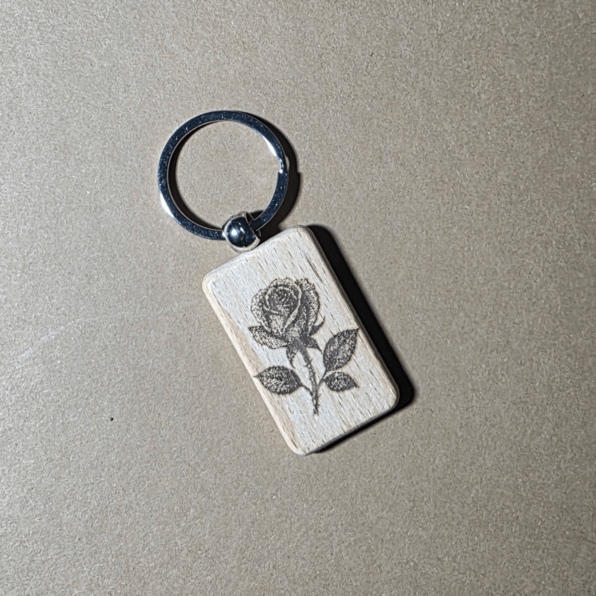Leseni obesek za ključe Rose — dvostransko lasersko graviran bukev
