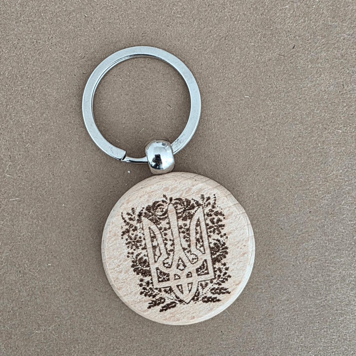 Personalisierter Schlüsselanhänger aus Holz: Ukrainischer Dreizack &amp; Motto „Mriy. Planuy. Diy.“ | Lasergraviertes Souvenir