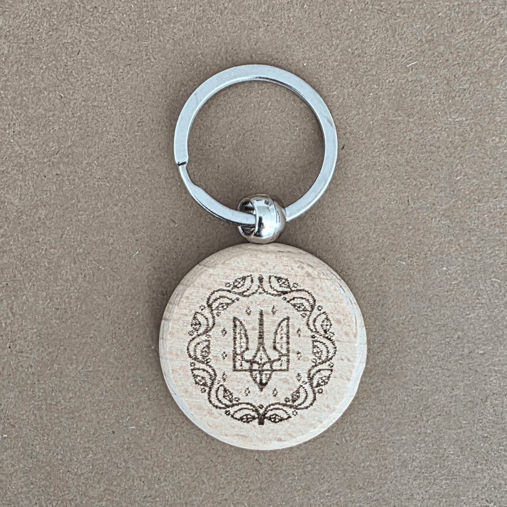 Doppelseitiger Schlüsselanhänger aus Holz mit ukrainischem Motto und Dreizack