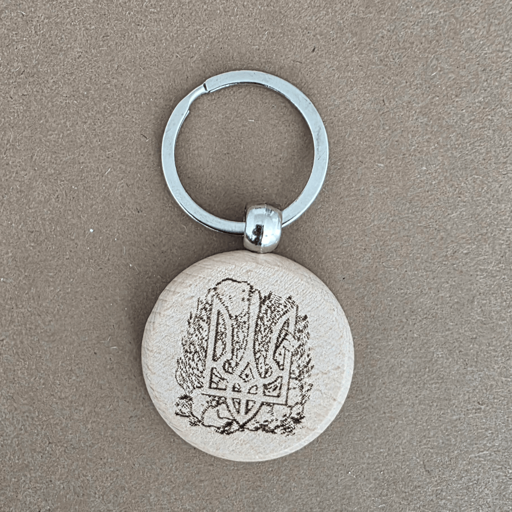 Inspiration in Holz: „Träume. Plane. Handle.“ Schlüsselanhänger mit ukrainischem Dreizack-Symbol