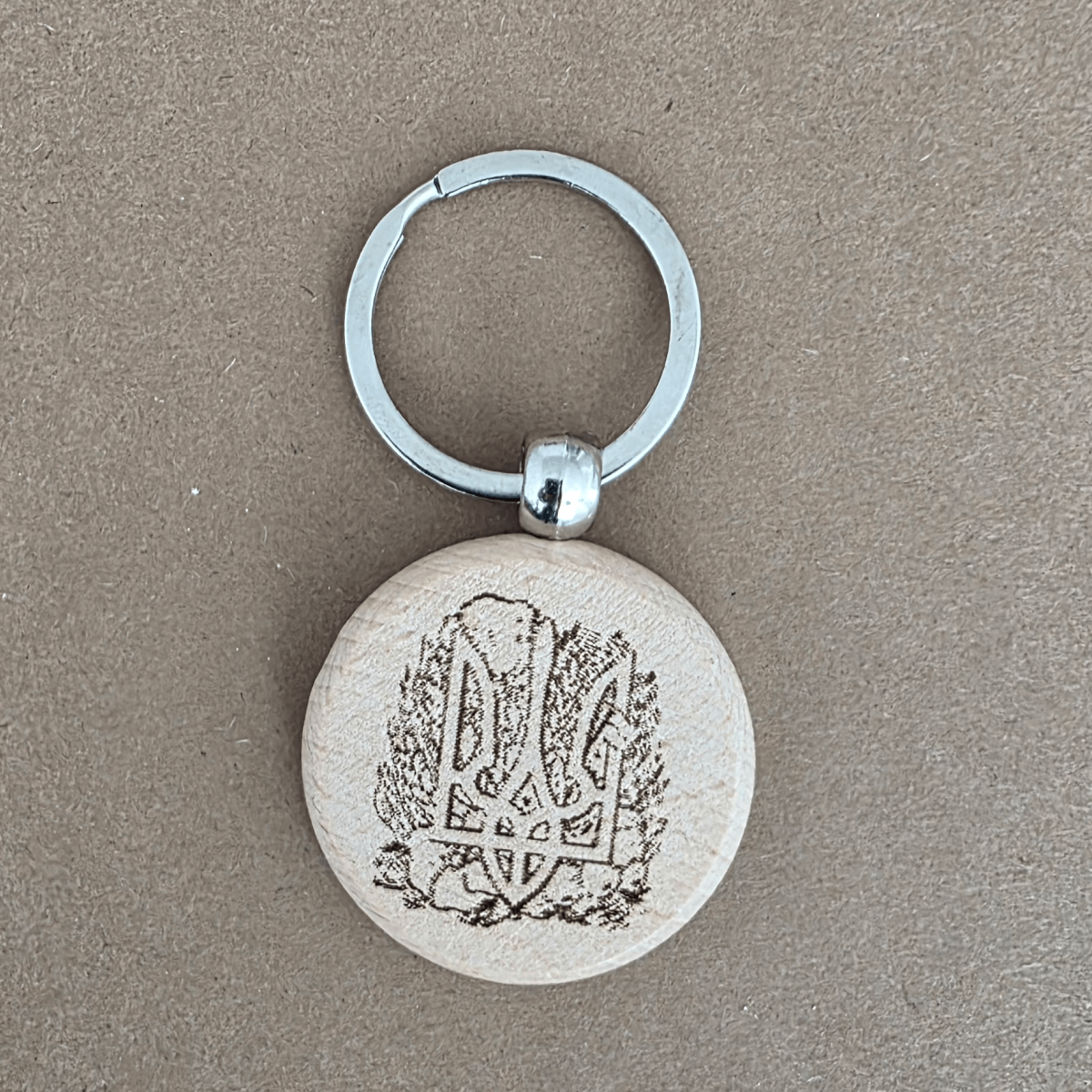 Navdih v lesu: "Sanjaj. Načrtuj. Ukrepaj." Obesek za ključe z ukrajinskim simbolom trizoba