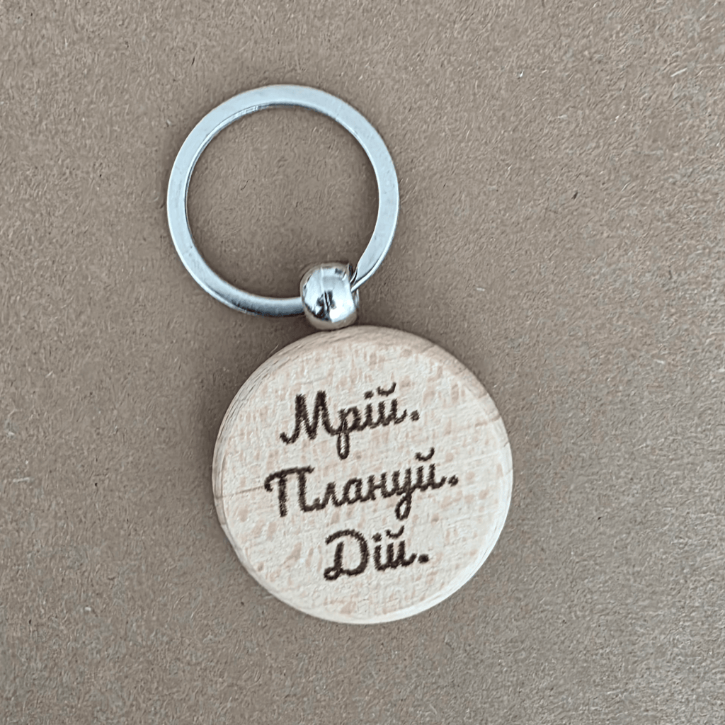 Doppelseitiger Schlüsselanhänger aus Holz mit ukrainischem Motto und Dreizack